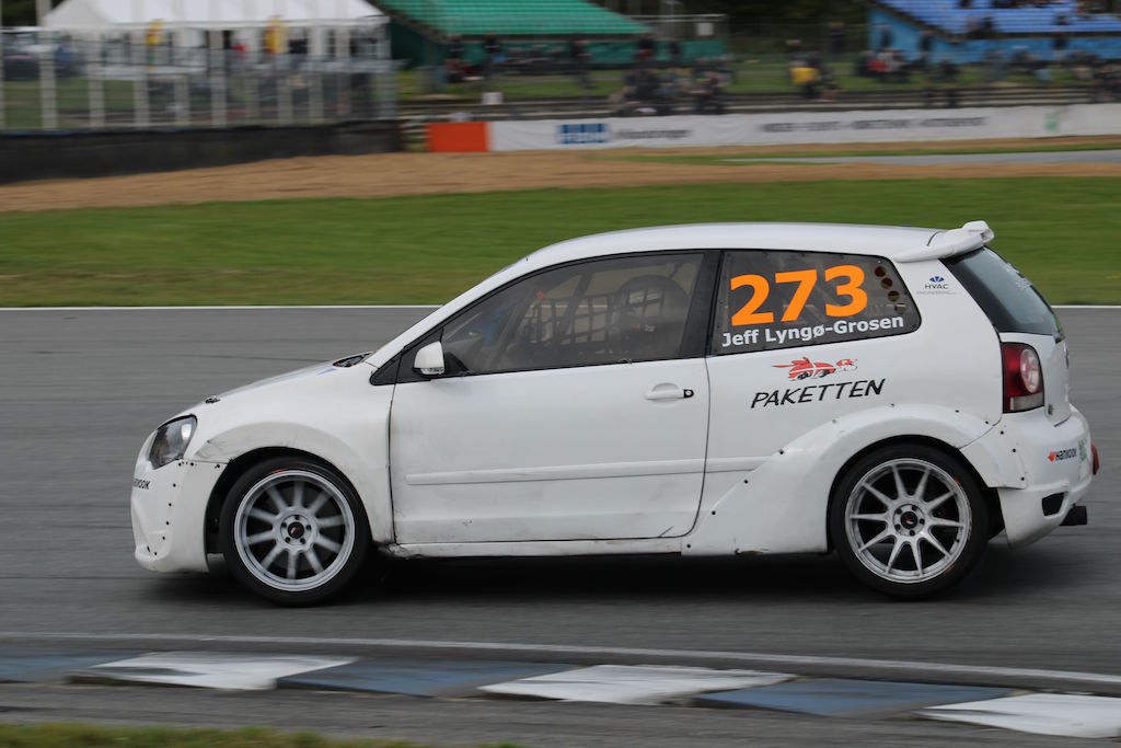Jeff Nigel Lyngø-Grosen har gang på gang måtte kæmpe med tekniske drillerier i VW Polo GTi raceren. Nu har han hele vinteren, til at få den sat i tip top stand, så den er klar til 2024.
(Foto: JJ Media)